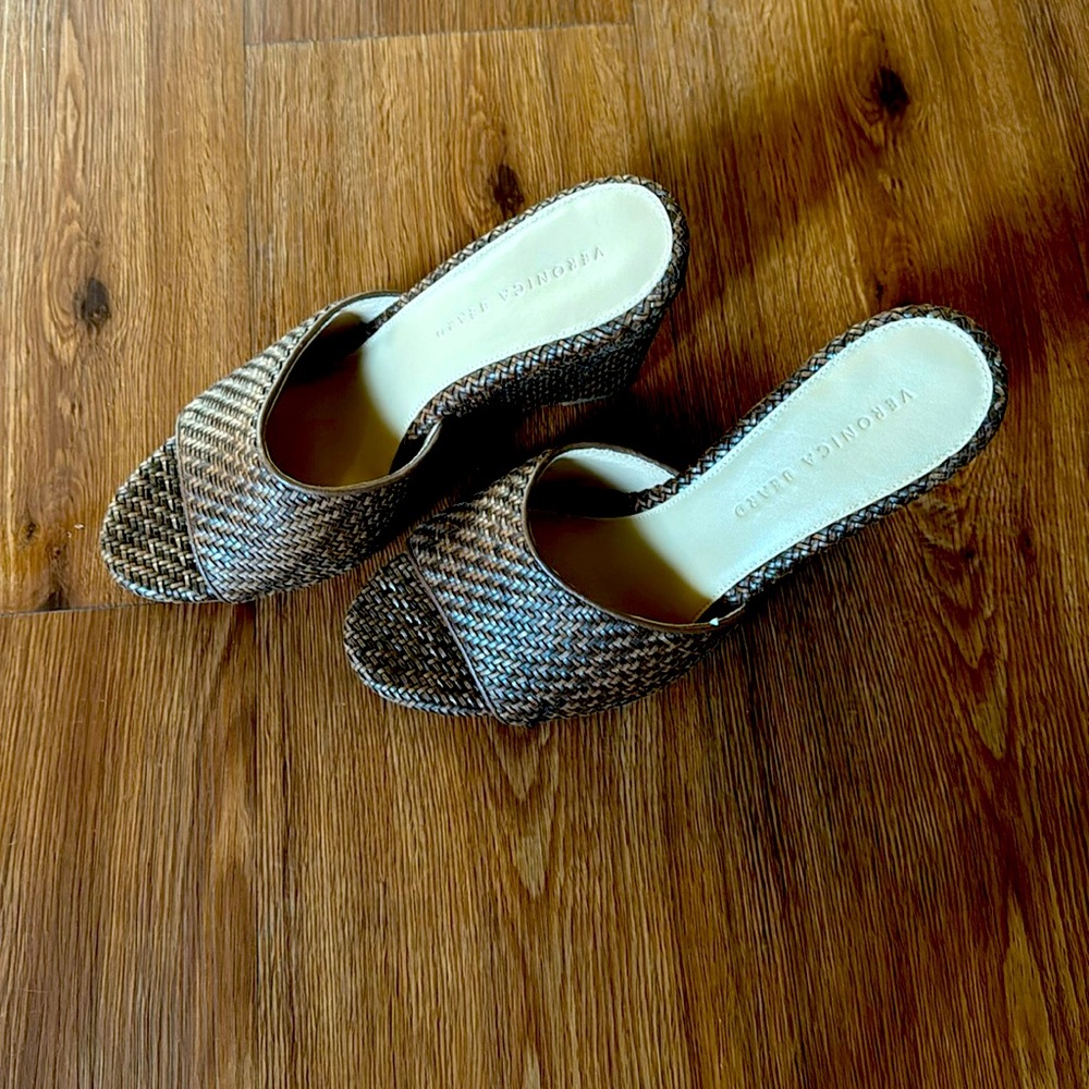 New, never worn, beautiful sandal. Veronica Beard . Size 9